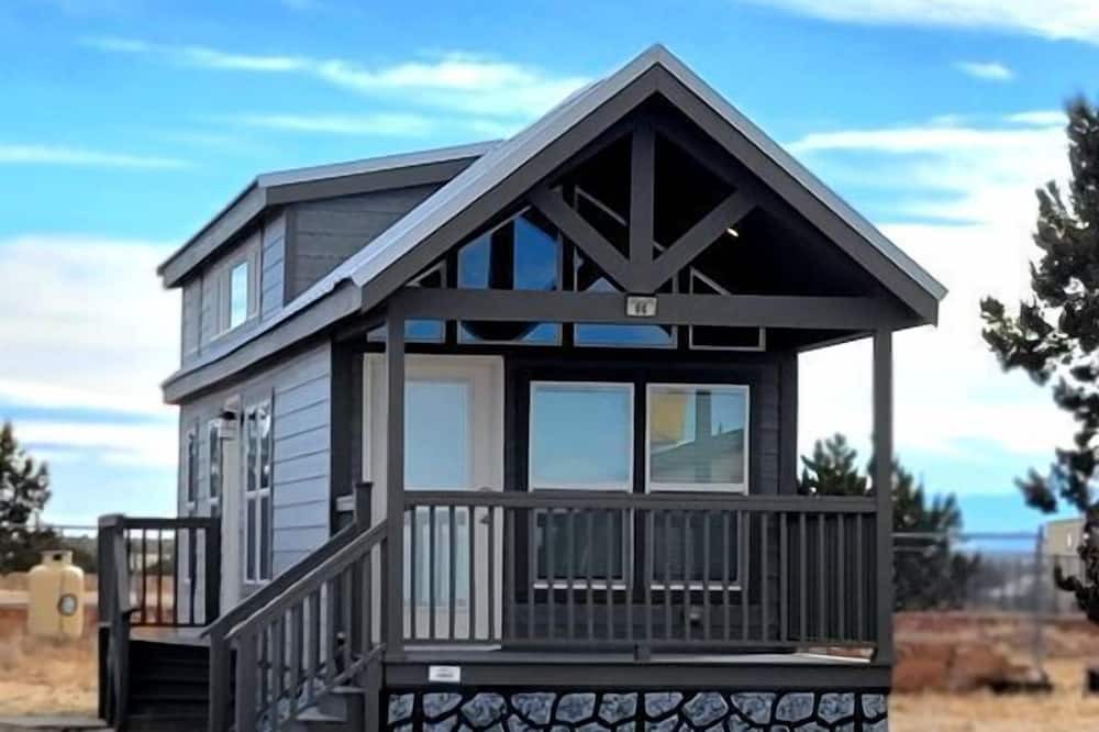 Valle Cabin | Modern Tiny Home Escape with Scenic Views & Outdoor Lounge in Williams, Arizona