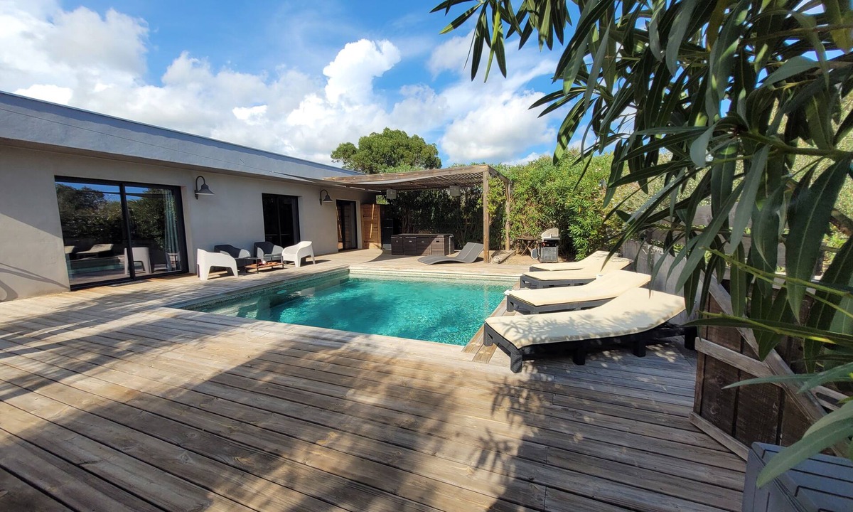 Lecci House | Modern villa with private pool just two minutes from the sea.
