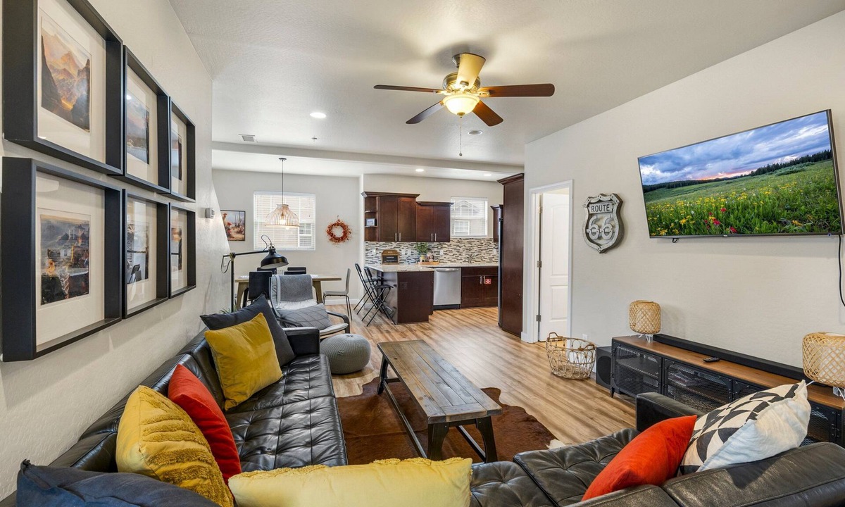 Flagstaff House | Mountain Peaks Getaway | 4BR/4BA | Pet-Friendly | Central AC | Near Downtown & Trails