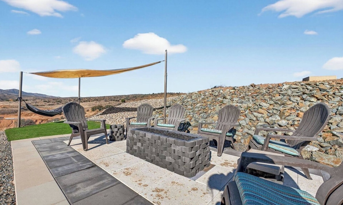 Dewey-Humboldt House | Mountain View Fire Pit + Hammock Loft and Office