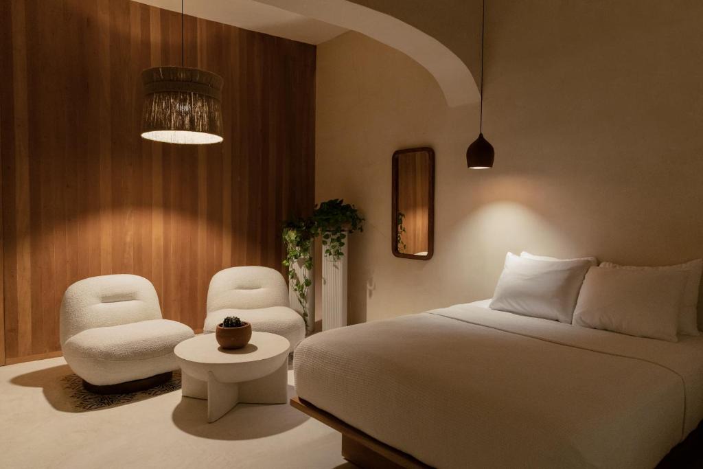 Zona Centro Apartment | Narrativ Lofts - Lira - Mid Century Cozy Retreat