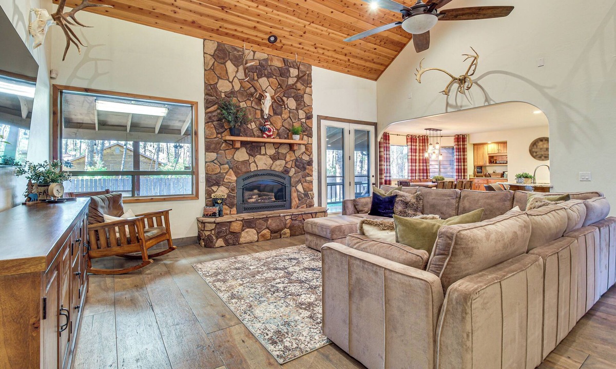 Pinetop House | Near Woodland Lake Park: Cabin w/Serene Deck!