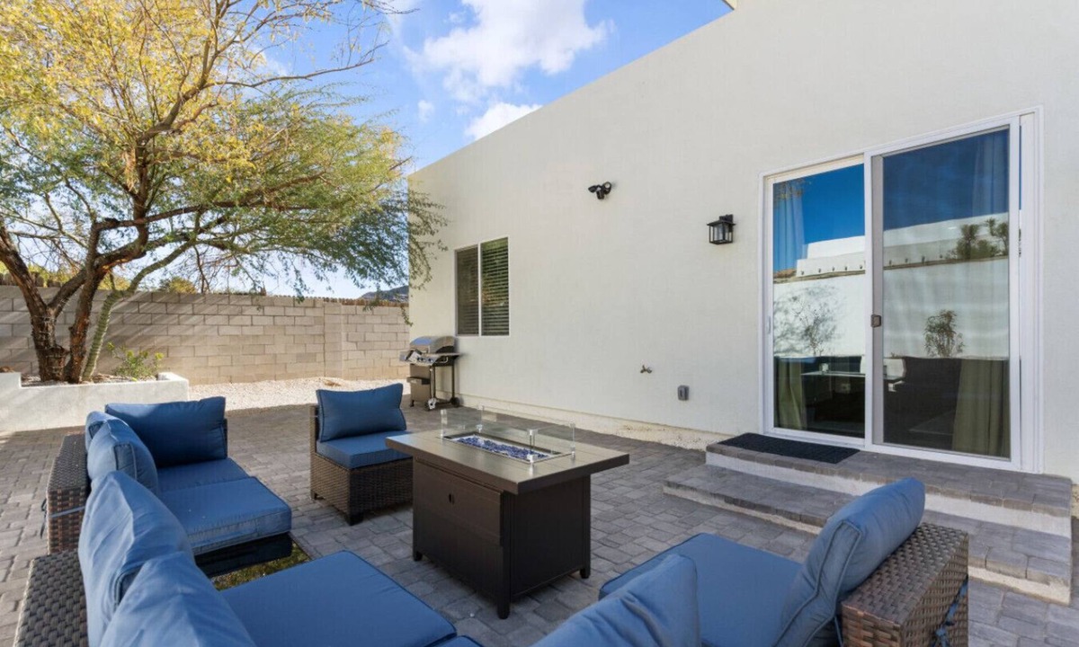 Cactus Heights House | New 4BR + Bunk Room | Mountain Views + Fire Pit