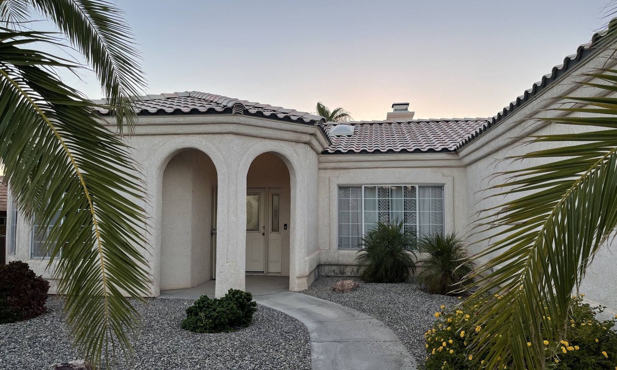 Lake Havasu City House | NEW luxury Heated Pool & Spa ~Boat Parking ~5 minutes to Lake ~Walk to Downtown