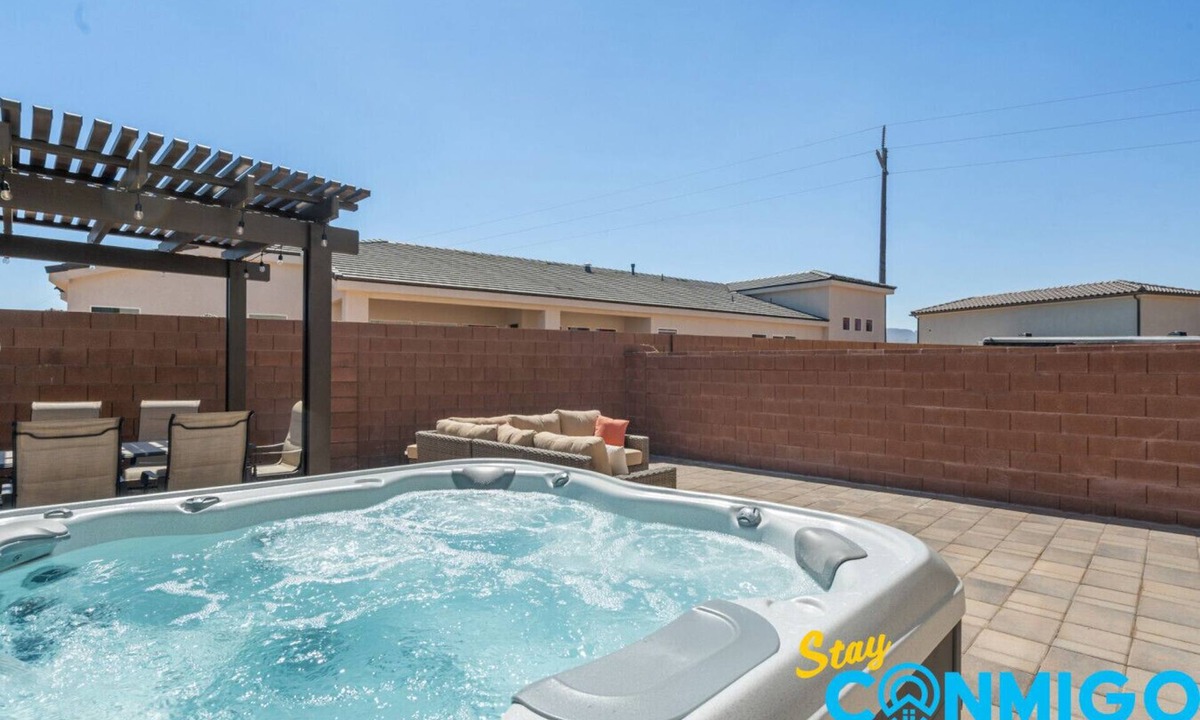 Hurricane Condo | NO CHORES|Zion's Gate|Private Hot Tub+Shared Pool