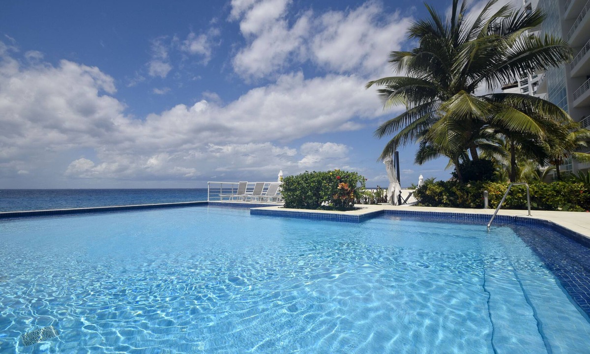 Zona Hotelera Norte Condo | Oceanfront Condo w/Sparkling Pool