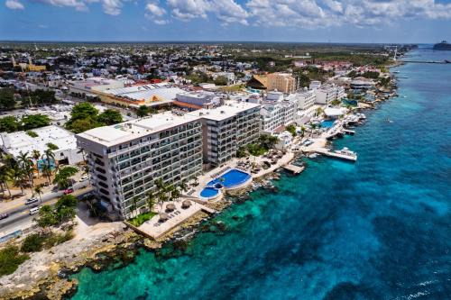 Colonia Centro Apartment | Oceanfront Luxury -4-King Suites Dive Pick Ups-Walk to Dining & Shops