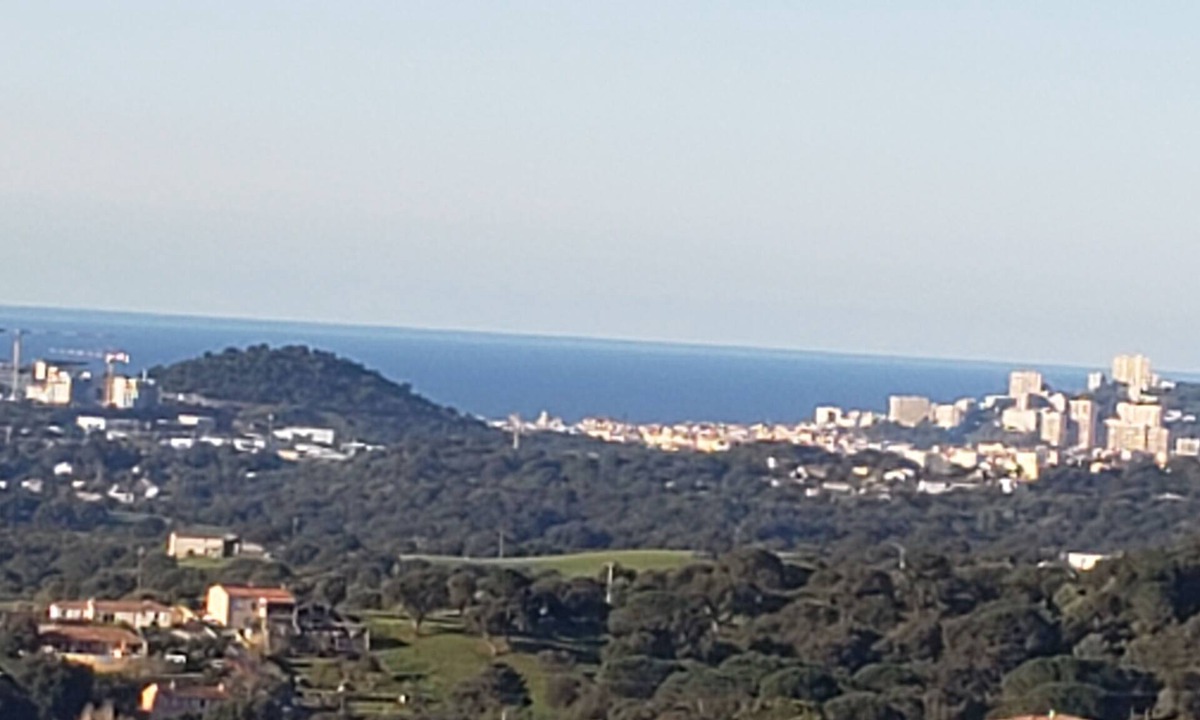 Afa House | Panoramic view air-conditioned 3 bedrooms 2 bathrooms 15 minutes from beaches.
