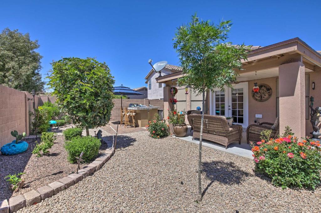 Arroyo Springs House | Patio & Grilling Station: Family Home in Glendale