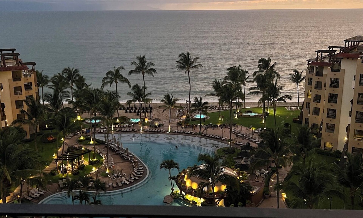Flamingos Resort | PENTHOUSE VIEWS! BradAndJoeyRentals Sunsets, beach & city lights