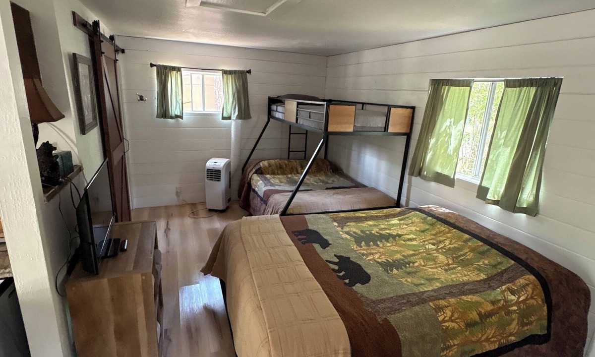 Payson Cabin | Pet friendly Fun Family Cabin- 3 Beds, Fireplace, Horseshoes, Swing, Hottub