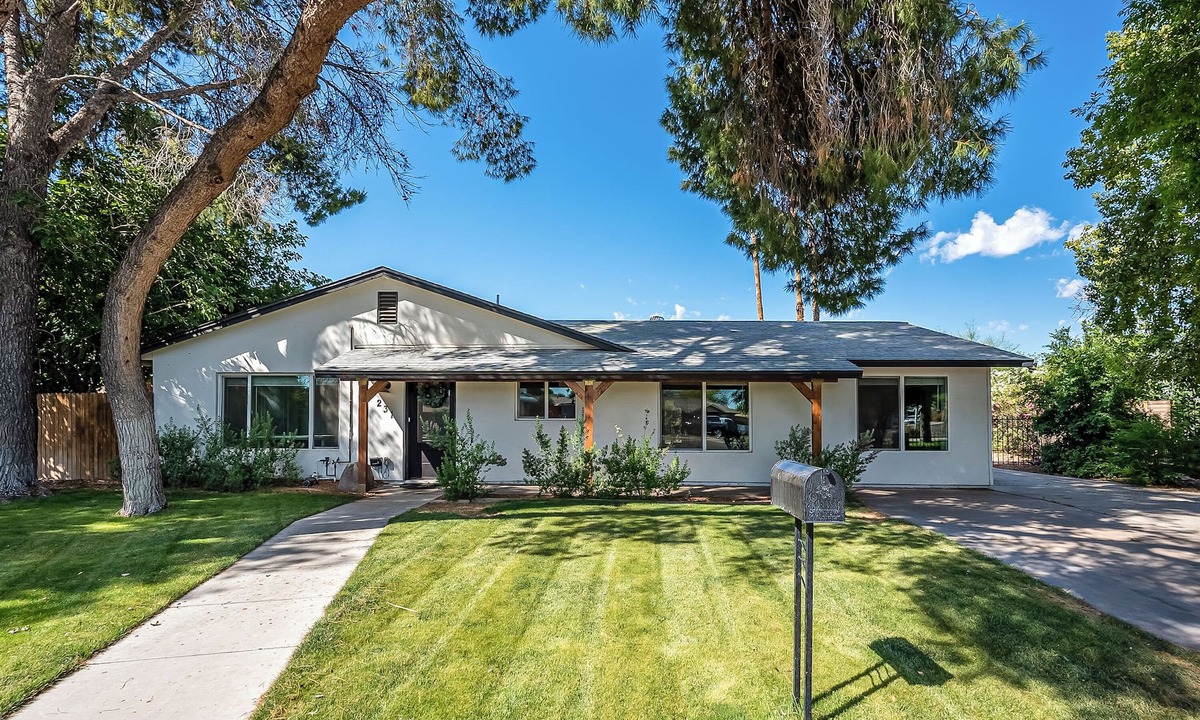 Tempe House | Pet Friendly & Huge Yard Family Home in the Heart of Tempe