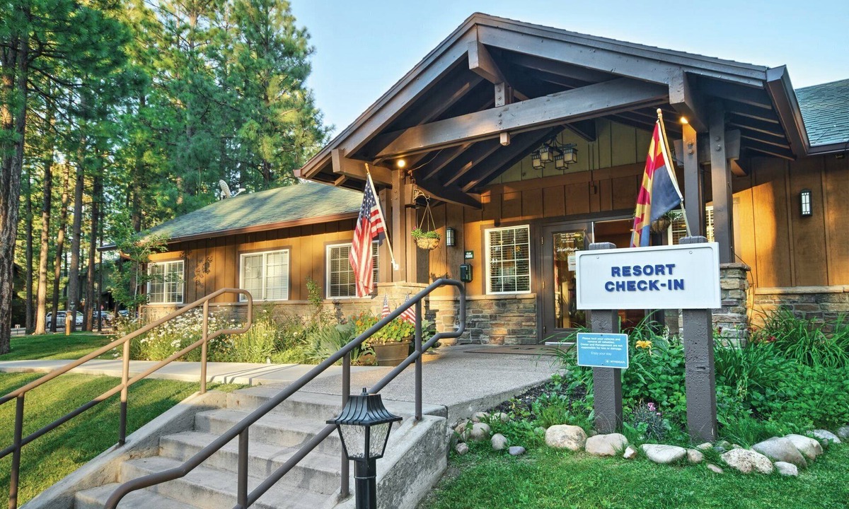 Pinetop Condo | Pinetop | Couples Mountain Getaway | Pool + Hot Tub