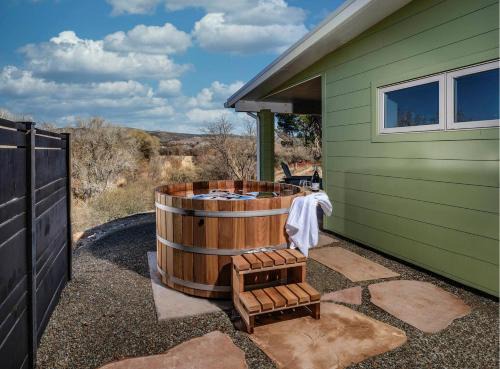Cornville House | Pitchner Place Hot Tub Under the Stars Creek Tr