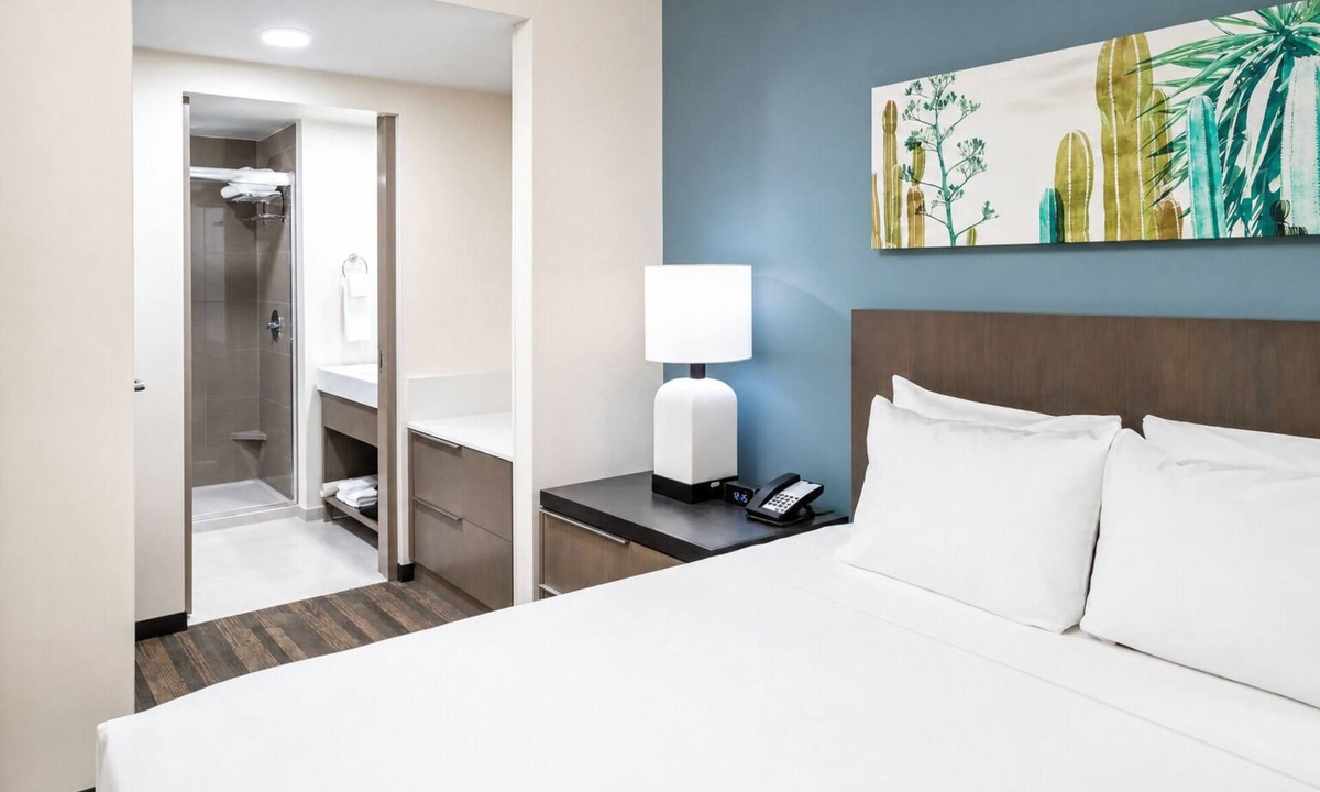 Tempe Hotel | Poolside Comfort in Tempe – Walk to Lake Trails, Dining, Shops & More - 2 Units