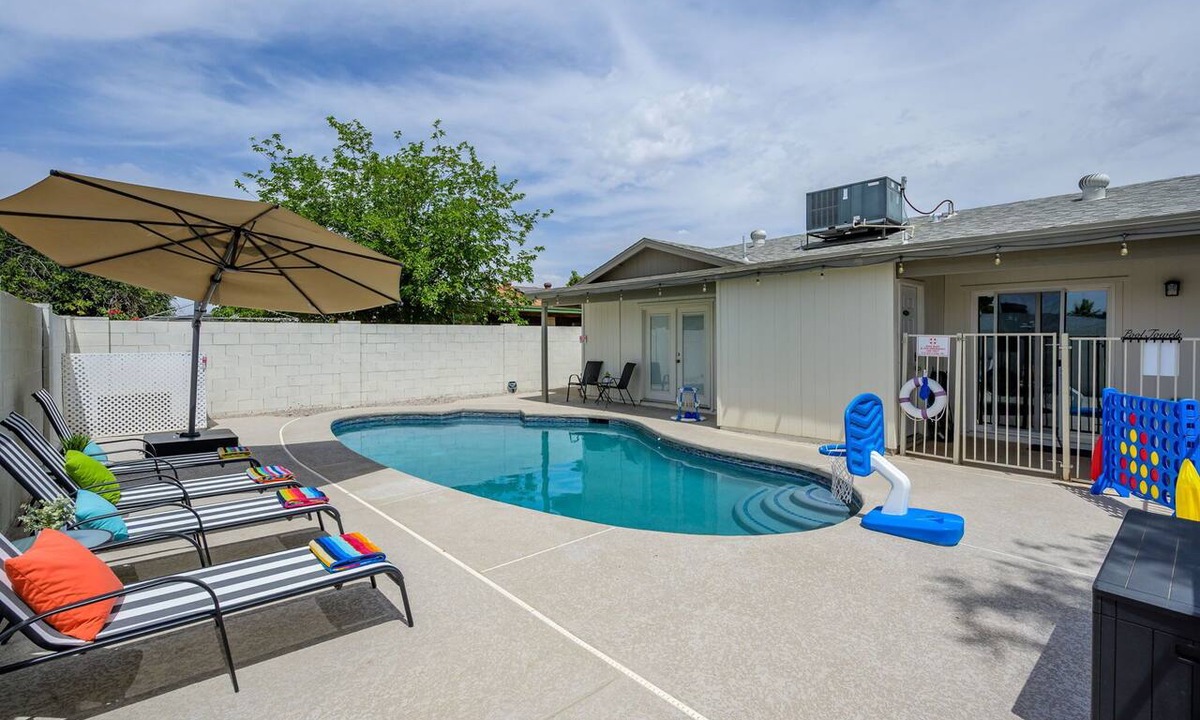 West Glen Community Association House | Private Pool, Games & BBQ Near State Farm Stadium