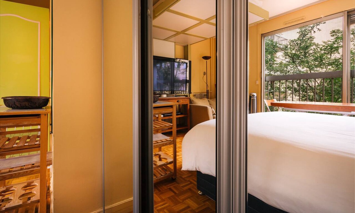 Quartier Saint-Ambroise Condo | quiet and comfortable studio steps away from le marais
