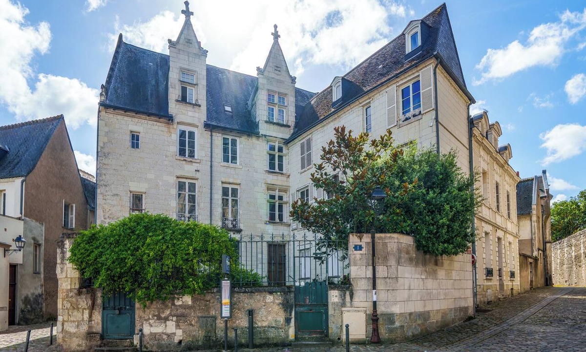 Cathedrale Apartment | Refined Apartment with Cathedral View and Garden