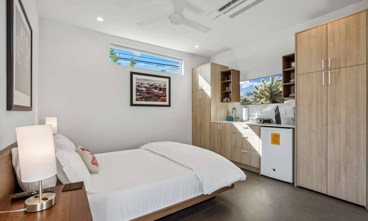 Camelback East Apartment | Refreshing Studio Apartment - 80 Walkscore!