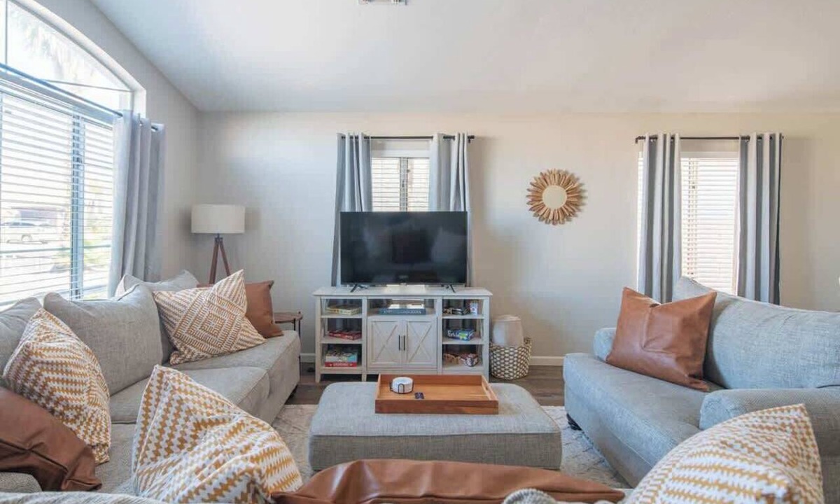Peoria House | Relax and Unwind GatedPool Sleeps9 Family Fave