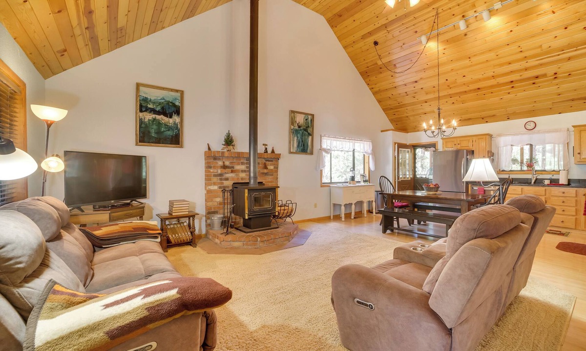 Pine House | Relax Fireside + Play Games! Hiker’s Haven in Pine
