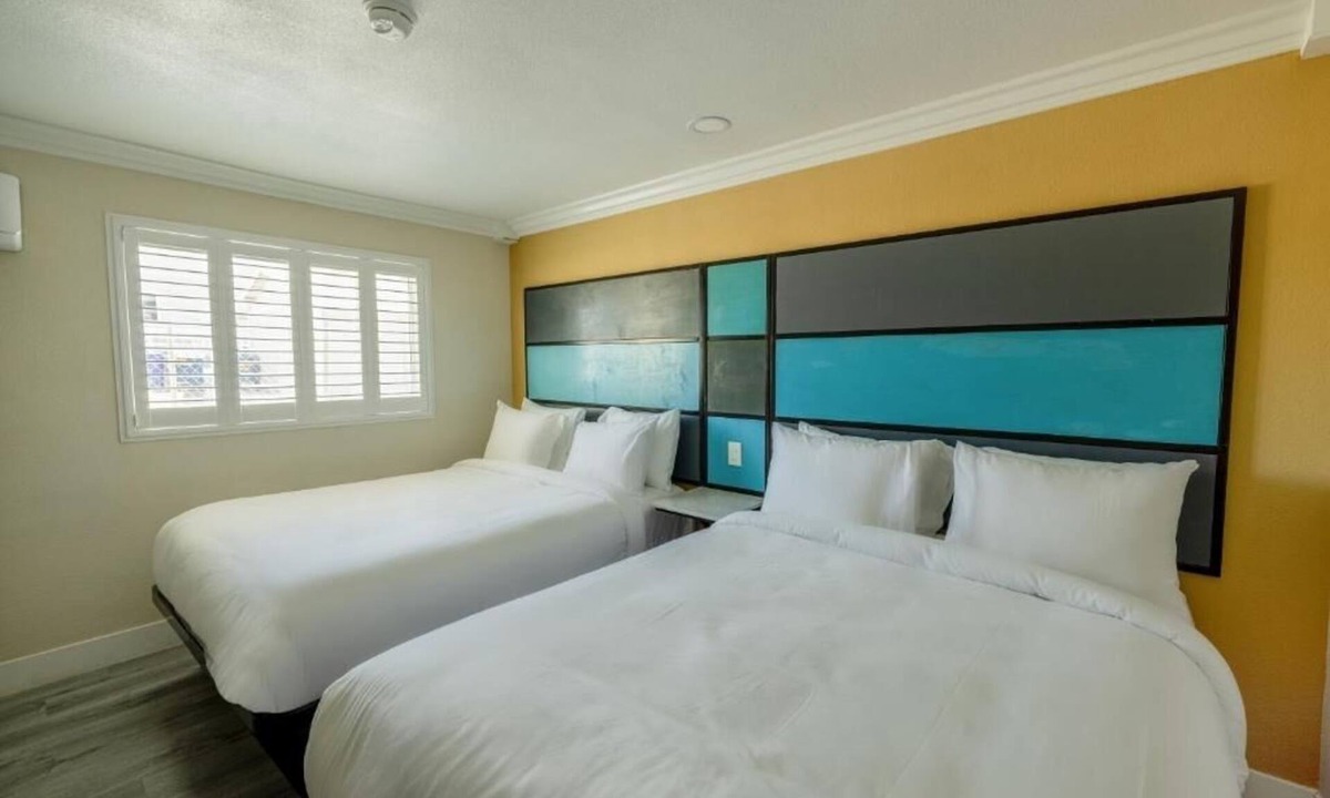 Victorville Hotel | Relax in a 2 Queen Beds Room for Family Stays in Victorville – 3 Rooms
