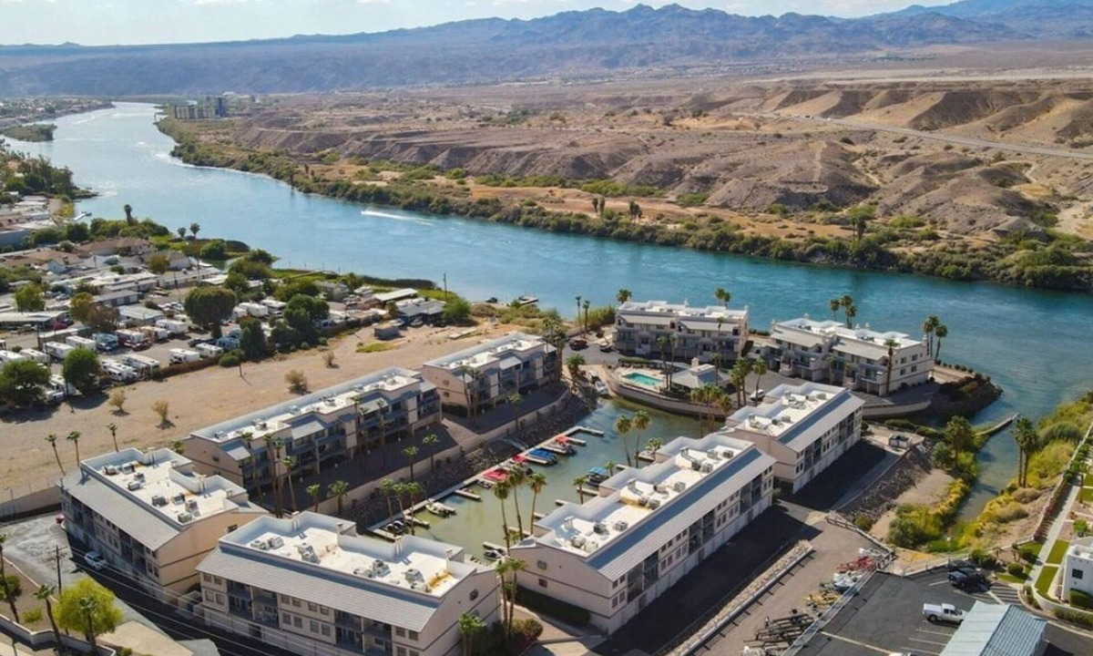 Bullhead City Condo | Relax on this beautiful River Front Get Away! Centrally located Unique Property