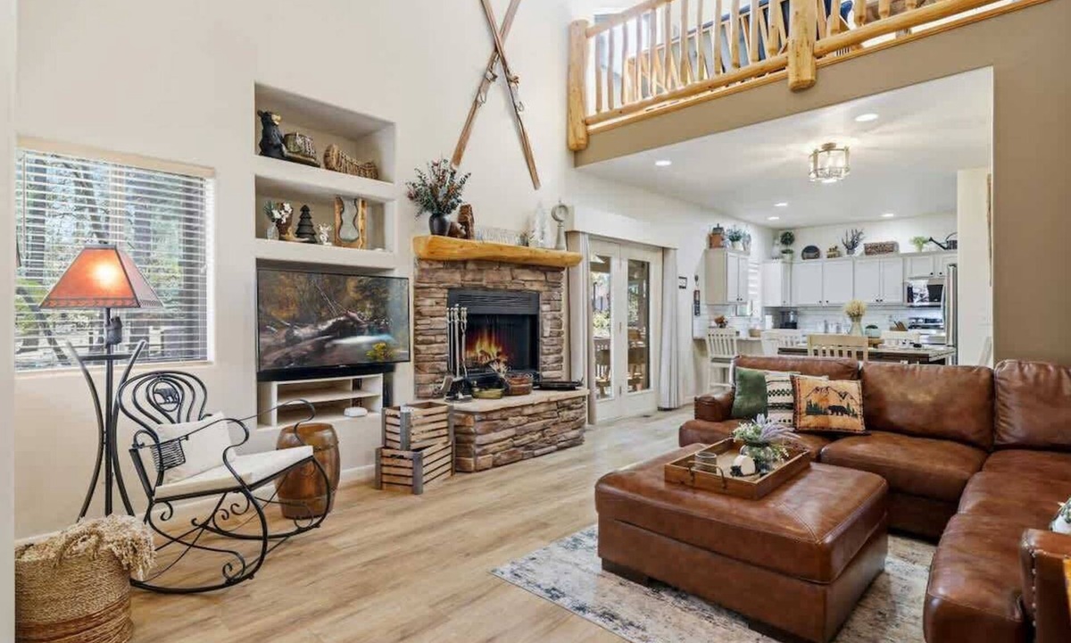 Pinetop House | Relaxing 3BR Cabin Close to Woodland Lake