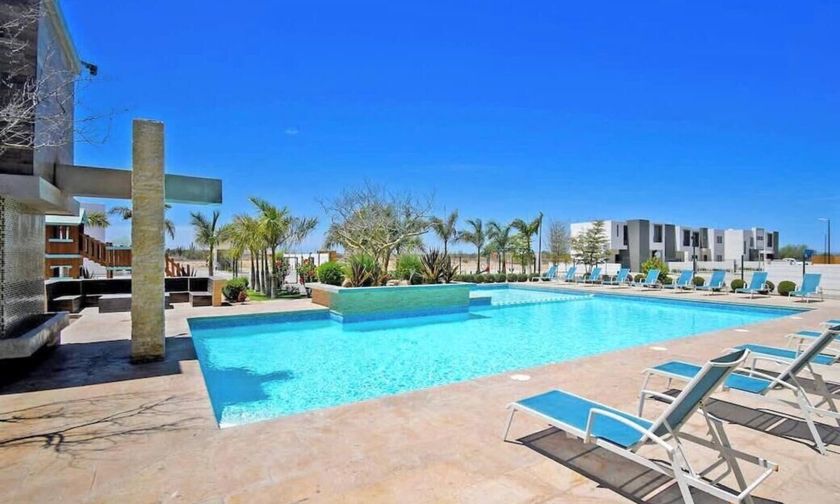 La Paz House | Relaxing Gated Retreat, Pool communal