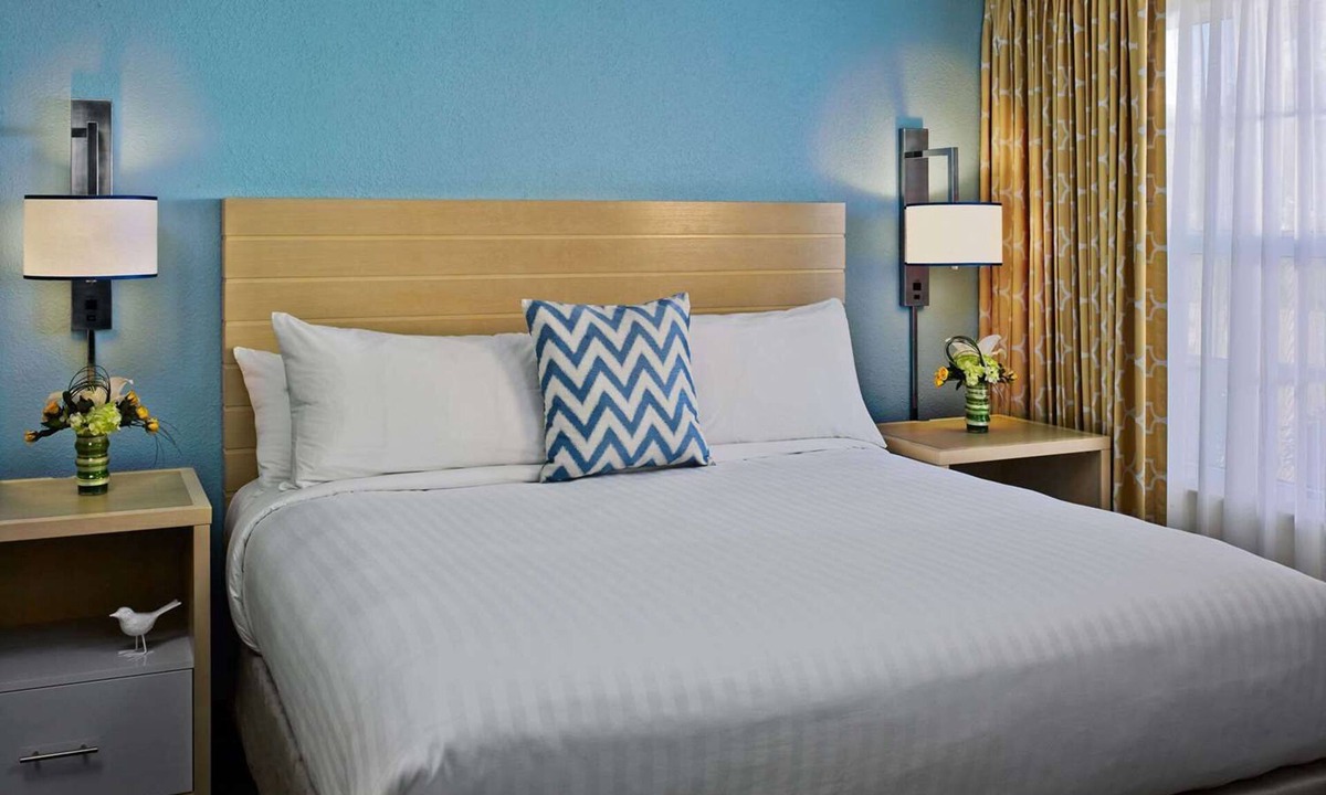 Tucson Hotel | Relaxing Getaway! Pet Friendly Unit w/Outdoor Pool, Gym, & Free Breakfast!