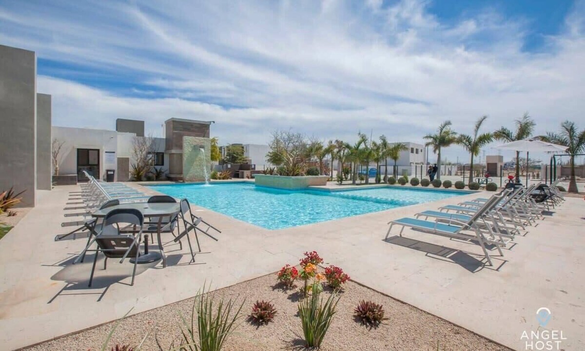 La Paz House | Relaxing Getaway, Pool Access, BBQ and Smart TV