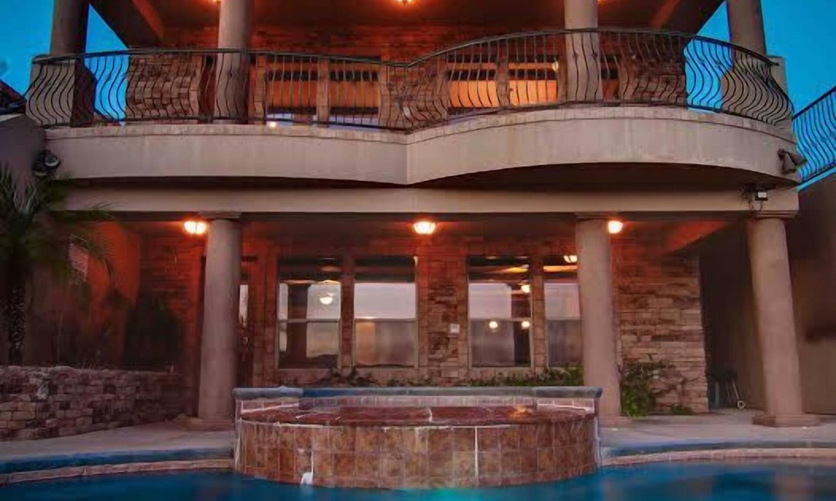 Bullhead City House | Riverfront Luxury Mansion, private Pool & Spa