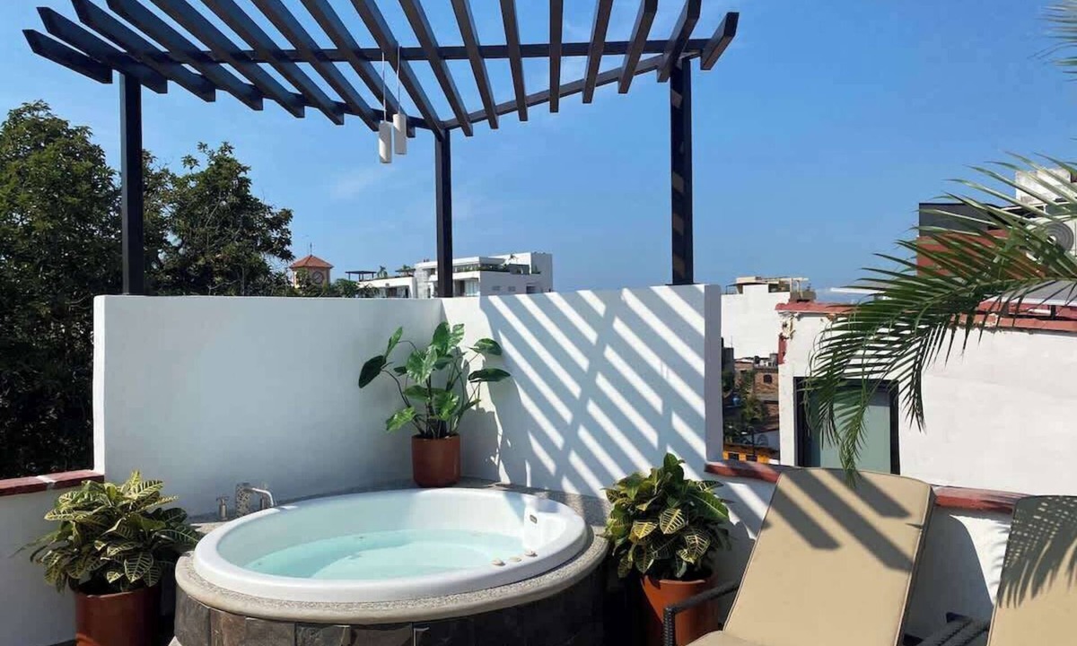 Emiliano Zapata Apartment | Rooftop Spa Tub, Lounge Chairs, BBQ, Views