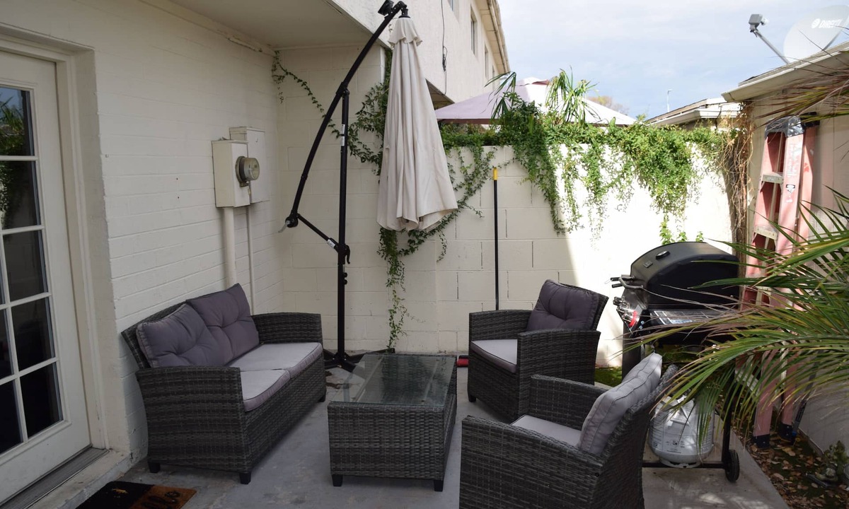 Alhambra House | Roomy 3 Bed 2.5 Bath Townhouse Close GCU