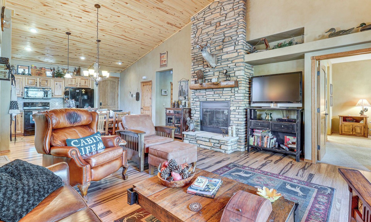 Torreon House | Rustic Retreat w/Spacious Deck in Show Low!