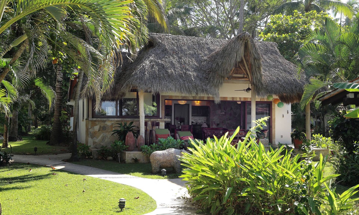 North End House | SAYULITA BEACHFRONT VILLA, BEACHFRONT POOL ON ROMANTIC GARDEN GROUNDS