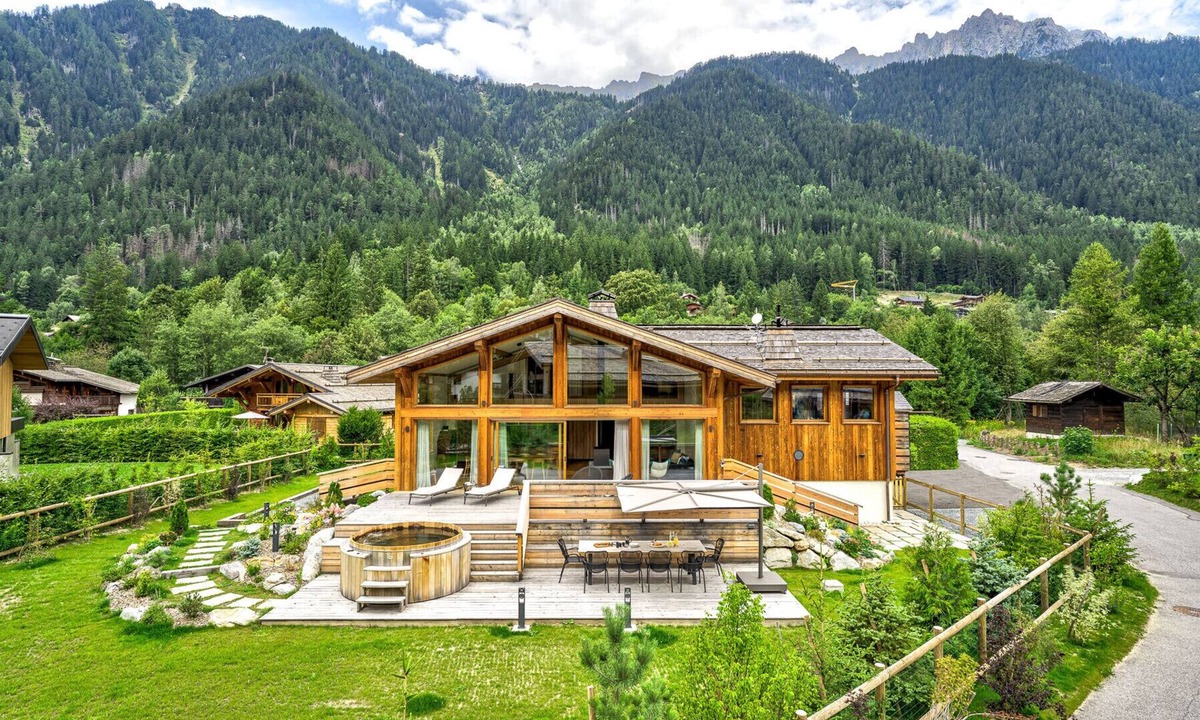 Chamonix-Mont-Blanc Ski Chalet | Serviced 6BR Luxury Chalet with Hot Tub & Views