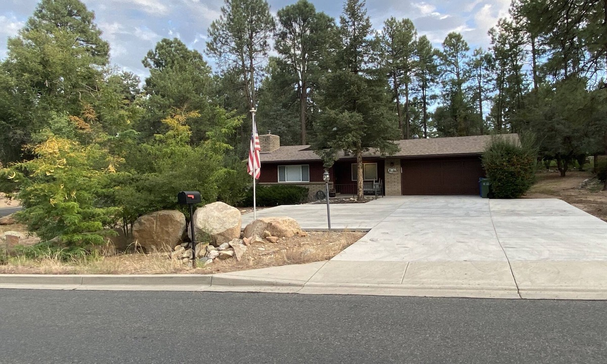 Mountain Club House | Single Story Chic' One mile from Downtown, with Tesla 220v Outlet in Garage