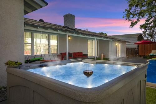 East Hemet House | Sleeps 12 - Hot Tub - Pool - Game Room & Fire Pit!