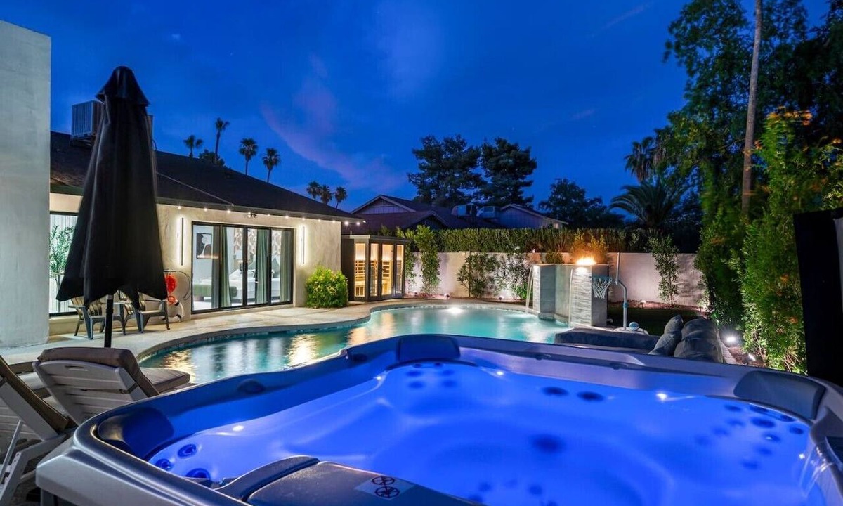 Avant House | Solterra - Heated Pool, Hot Tub, Sauna, Pickleball