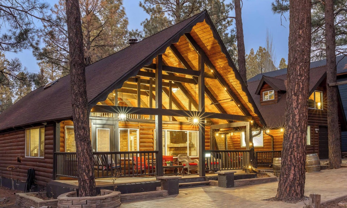 Munds Park House | Spacious 4BR Cabin with a Hot Tub