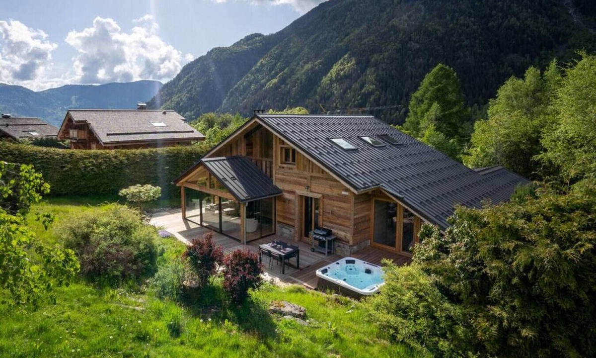 Les Bossons Ski Chalet | Spacious Chalet | View | Jacuzzi | Fireplace | BBQ