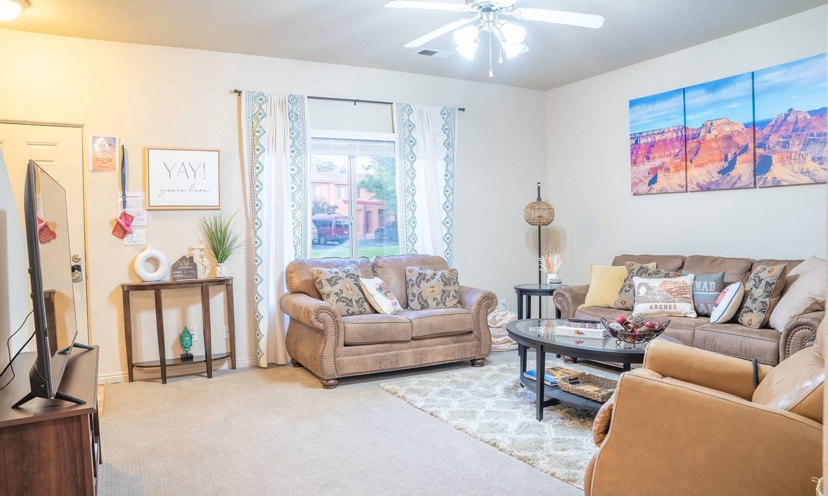 Kanab Apartment | Spacious Townhome in Kanab! Near Zion, Bryce, and more! Pool and Hot Tub. Sleeps 8!