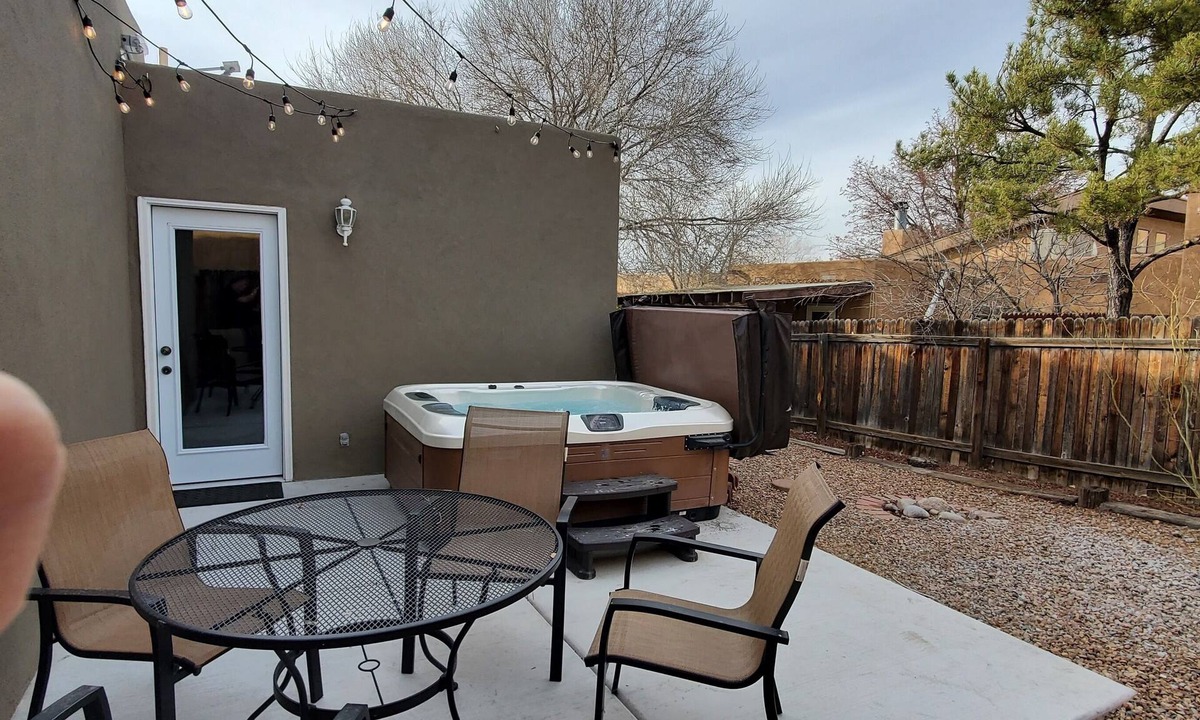 Northeast Heights House | "SteamPunk" 2bedroom With Hottub, Pets Welcome, 5G Fiber WiFi !