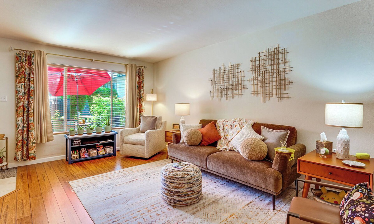Fashion Square Condo | Steps to Fashion Square! Condo w/Patio & Pool