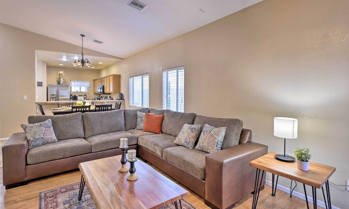 Bullhead City House | 'Stonebridge River Home' in Gated Community!