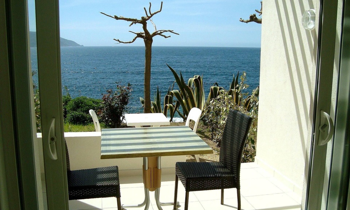 Casaglione Apartment | Studio N°4 in Tiuccia, waterfront, air-conditioned, wifi