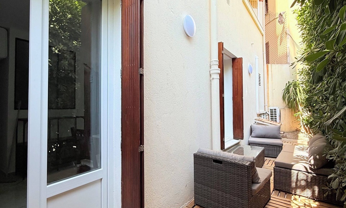 Mantega Apartment | Studio with terrace - Quartier Libération