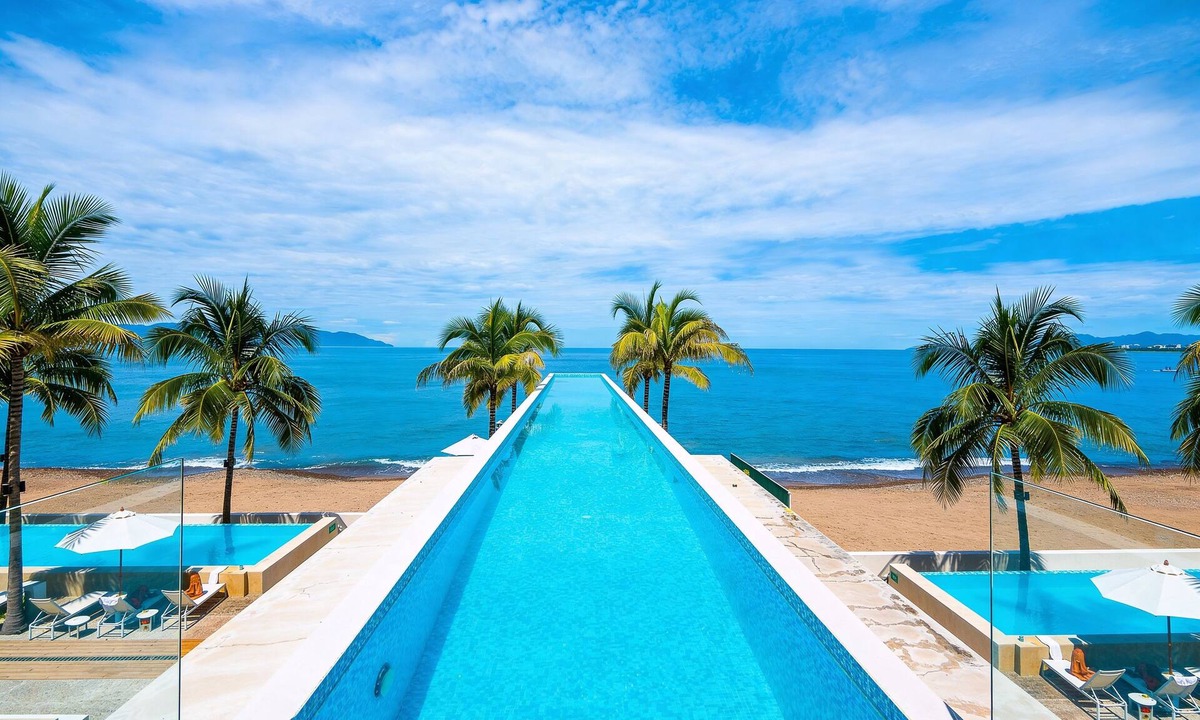 Las Glorias Apartment | Stunning Beachfront Condo - Sea Views
