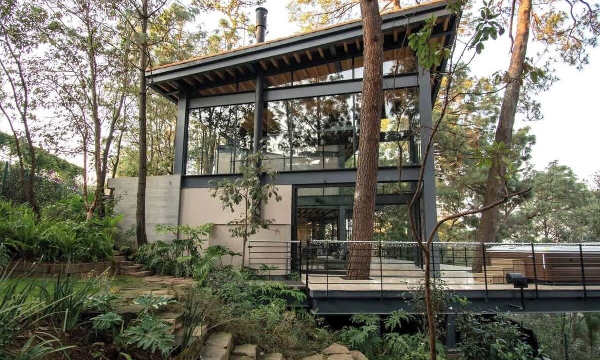 Valle de Bravo House | Stunning Glass House in Avandaro Forest w/ Hot Tub